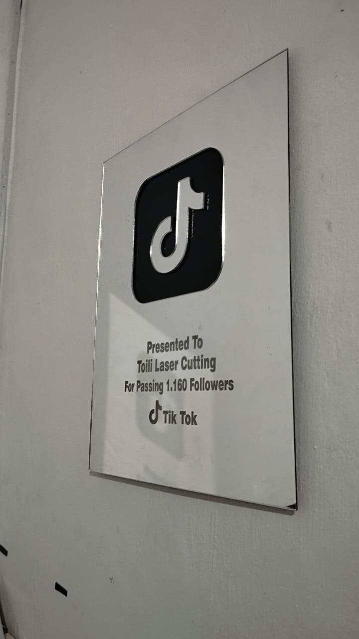 hiasan dinding play buttom tiktok